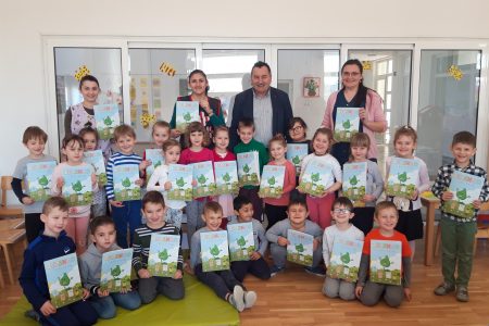 Načelnik predškolcima podijelio bojanke “Zelenko i eko ekipa”