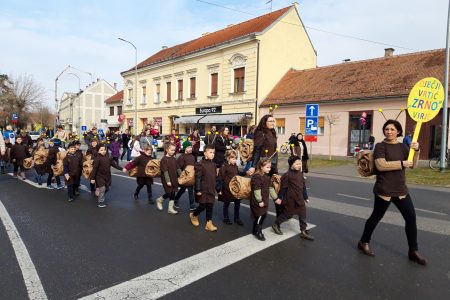 Rasplesani pužeki na Koprivničkom fašniku