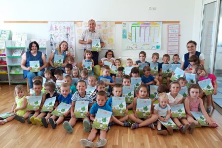 Zamjenik načelnika Davor Čižmešinkin vrtićancima podijelio  bojanke “Zelenko i eko ekipa”