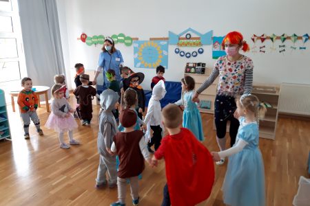 Mi smo male maškare…