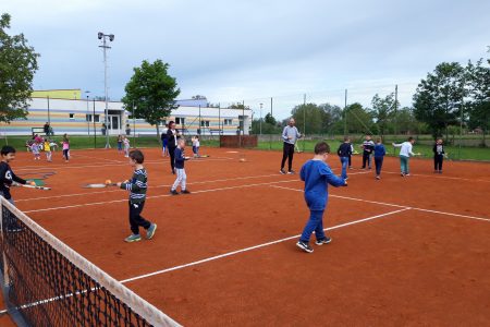Vrtićanci uživali u treningu tenisa