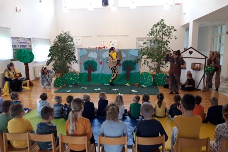 Odgojiteljice razveselile djecu predstavom “Ogledalce”