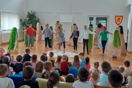 Mali glumci oduševili vrtićance