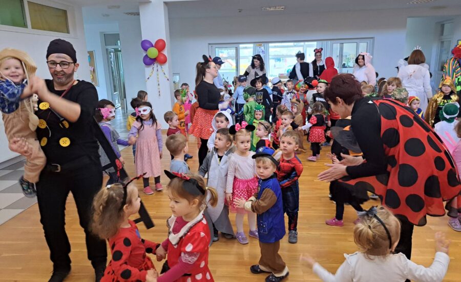 Mi smo male maškare…