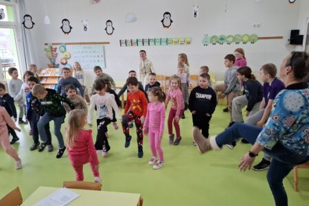 Članovi Male lige predškolcima upriličili edukativan i zanimljiv igrokaz